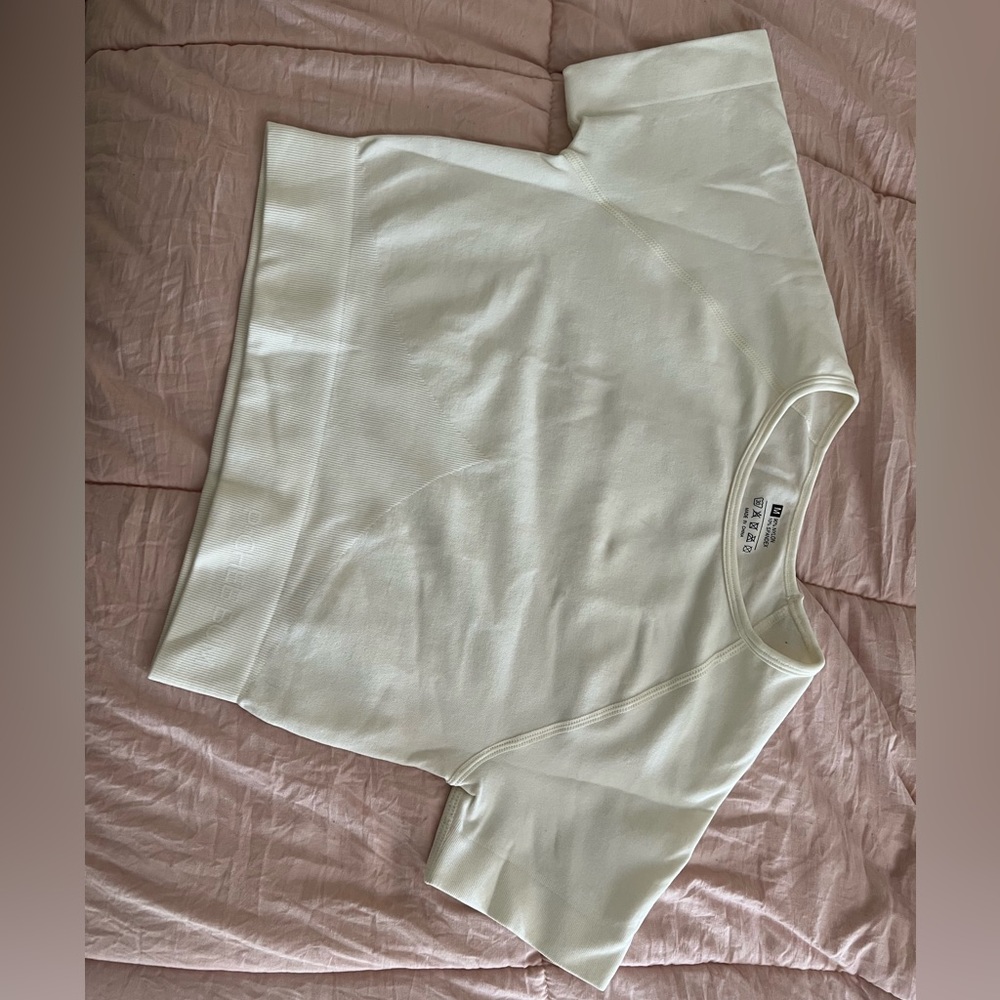 White workout crop top, excellent condition never wore before.